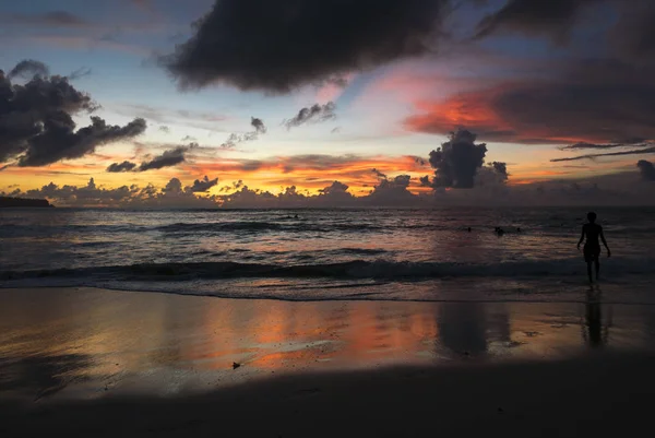Pôr do sol incrível na praia de Uluwatu em Bali. Indonésia — Fotografia de Stock
