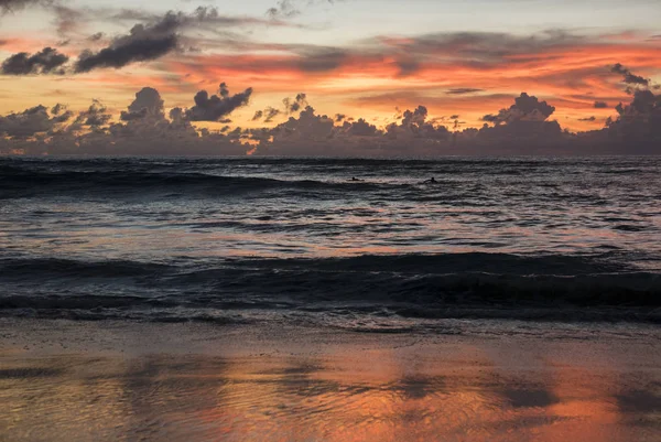 Increíble puesta de sol en la playa de Uluwatu en Bali. Países Bajos —  Fotos de Stock