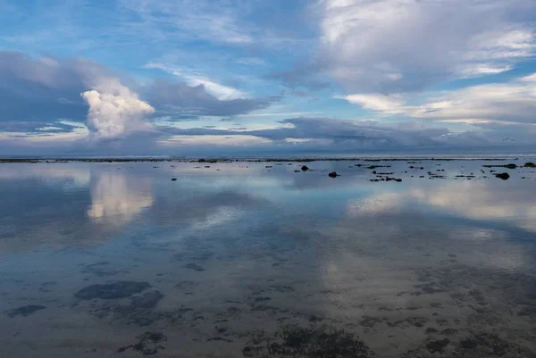 Increíble amanecer en la playa de Uluwatu en Bali. Países Bajos —  Fotos de Stock