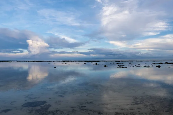 Increíble amanecer en la playa de Uluwatu en Bali. Países Bajos — Foto de Stock