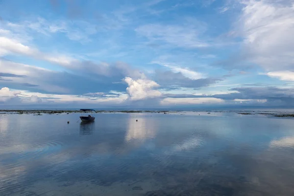 Erstaunlicher sonnenaufgang am uluwatu strand in bali. Indonesien — Stockfoto