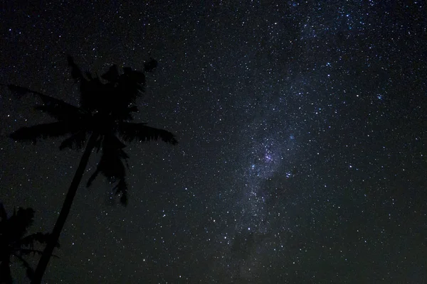 たくさんのバリアンのニュピの夜の間に光沢のある星の夜空, — ストック写真