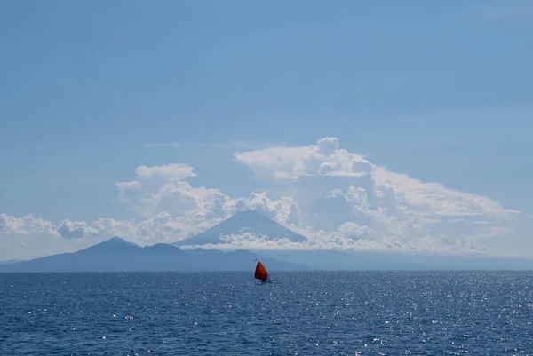 Monte Agung e jukung com vista para o mar em Bali, Indonésia — Fotografia de Stock