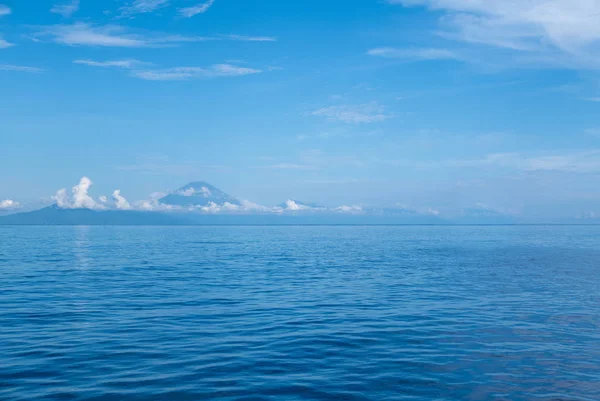 Monte Agung com vista para o mar em Bali, Indonésia — Fotografia de Stock