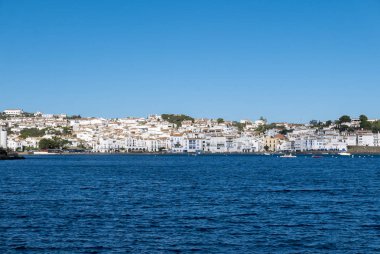 Cadaques ve Akdeniz deniz, geleneksel VILL görünümü