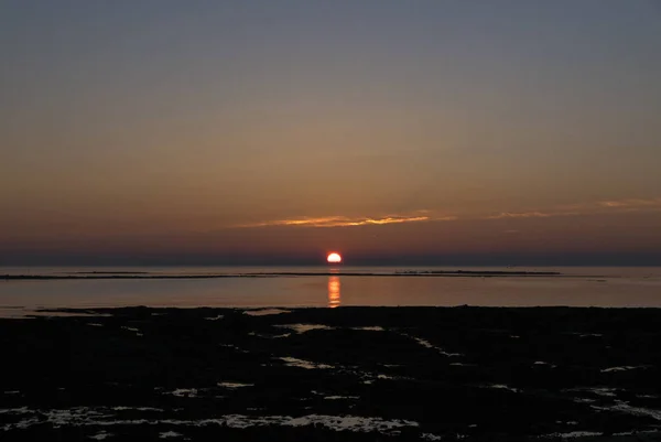 Puesta de sol en Bretaña (Morbihan), Francia . — Foto de Stock
