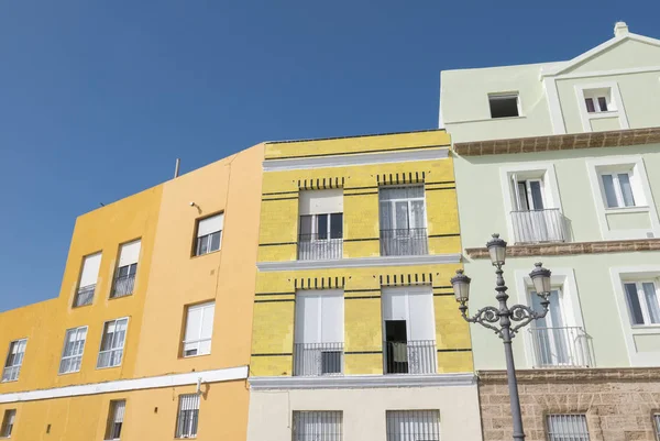 Oude gekleurde huizen met verschillende kleuren op gevel in Cadiz, Andal — Stockfoto
