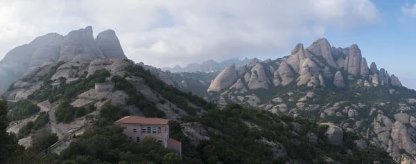 高大的山附近的圣玛丽亚德蒙特塞拉特在修道院 — 图库照片