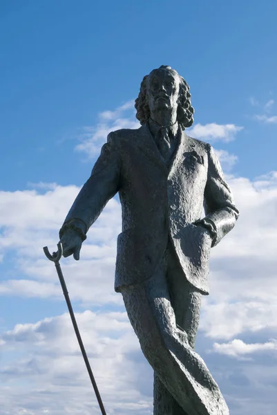 Memorial till Salvador Dali i Cadaqués beach mot en blå himmel. — Stockfoto