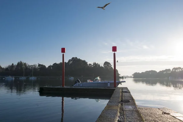 Small jetty at the Island of Conleau in Brittany with birds and — Stock Photo, Image