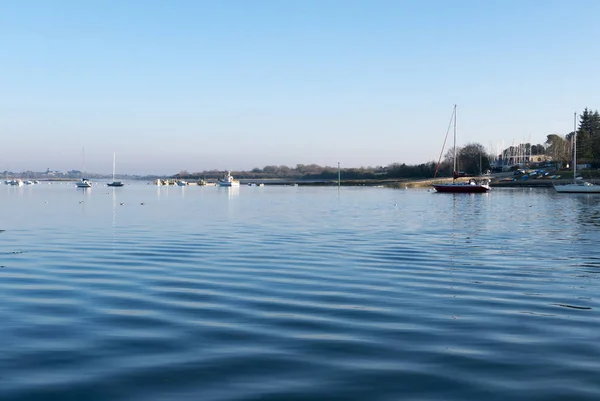 Sailboats anchored in the Morbihan gulf, Island of Conleau, Brit — Stock Photo, Image