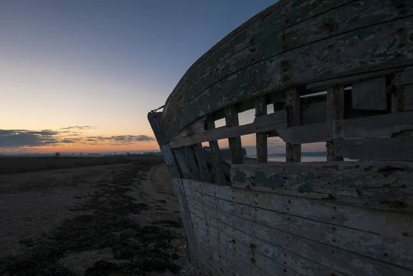 Puesta del sol y viejo naufragio en la isla de Arz en Bretaña (Morbihan), F — Foto de Stock