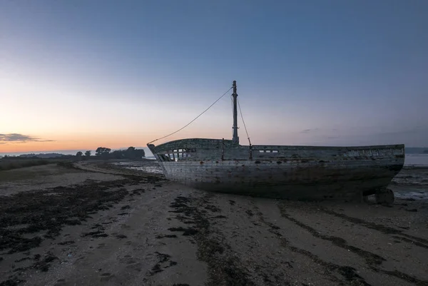 Sonnenuntergang und alter Schiffbruch auf der Insel Arz in der Bretagne (morbihan), f — Stockfoto