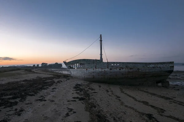 Zonsondergang en oude schipbreuk in Arz eiland in Bretagne (Morbihan), F — Stockfoto