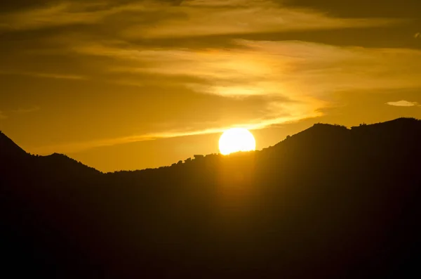 Salida del sol con silueta de colinas cerca de Huesca en Zaragoza Provin — Foto de Stock