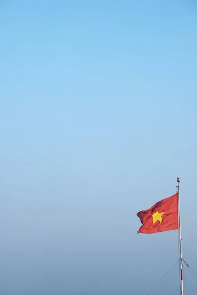 Государственный флаг Вьетнама, машущий голубым небом на заднем плане — стоковое фото