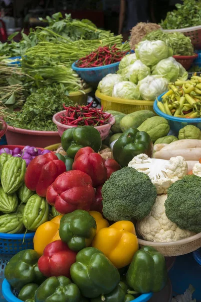 Seleções de frutas saudáveis e especiarias. Mercado fresco no Vietna — Fotografia de Stock