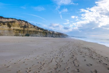 Uçurum ve vahşi Beach'te Sesimbra, Cape Espichel yakın. Po