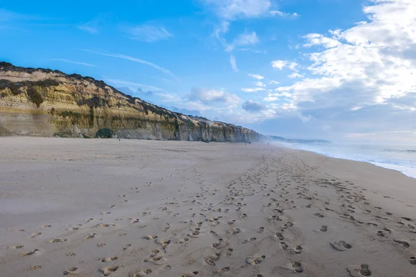 Klif i dzikiej plaży w mieście Sesimbra, w pobliżu Cape tuż nad samą plażą. Po — Zdjęcie stockowe