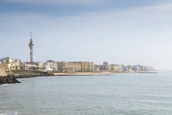 Paisaje de Cádiz frente al mar y pueblo desde la playa. España —  Fotos de Stock