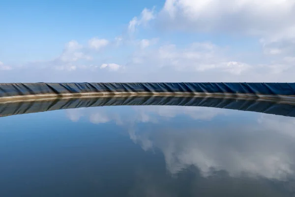 Бассейн и зеркала в воде, Испания — стоковое фото
