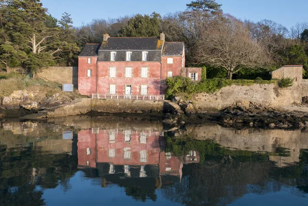 House in the Ile-aux-Moines. Morbihan Gulf with reflections in t — Stock Photo, Image