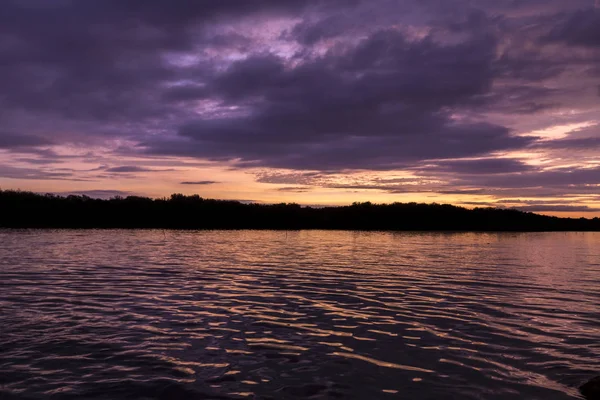 Hermosa puesta de sol en el río Guayas en Guayaquil —  Fotos de Stock