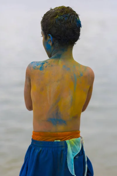 Kid playing with color painting during the Carnival of Guayaquil — Stock Photo, Image