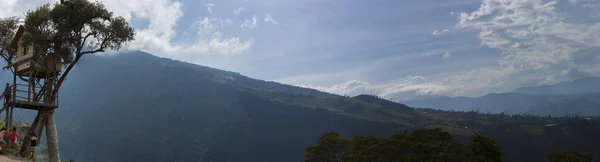 Vista sulle montagne con La casa del Arbol in Banos, Ecuador — Foto Stock