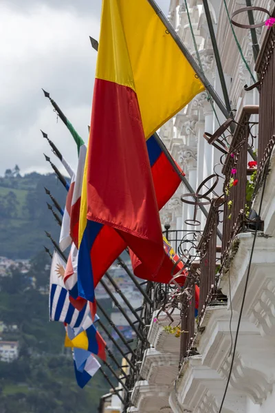 Nationsflaggor i Quito historiska centrum. — Stockfoto