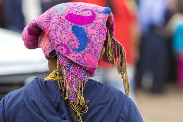 Vrouw uit de Mestizo etnische groep in Otavalo, Ecuador — Stockfoto