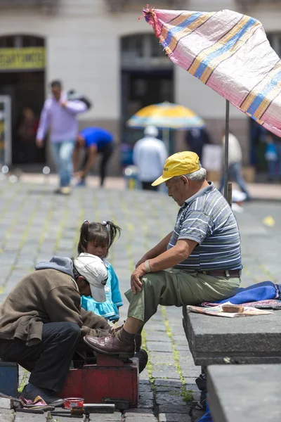 Schuhputzdienst in der straße von quito in ecuador — Stockfoto