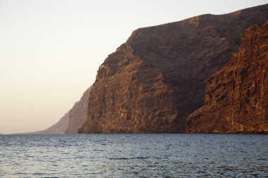 Tenerife 'nin doğu kıyısında kayalık bir sahil. Kanarya Adası