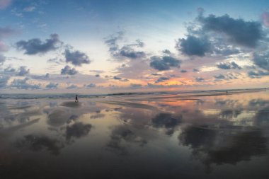 Matapalo sahilinde gün batımı manzarası, Kosta Rika 'da yürüyüş yapan insanların silueti. Matapalo, Güney Pasifik kıyısında yer almaktadır. Etkinlikler arasında sörf ve çevre turizmi, Kosta Rika 2013.