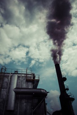 2012 'de Kosta Rika' daki Palm oil çiftliğinden dramatik bir gökyüzü ve endüstriyel baca