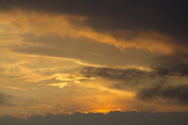 Okyanusta gün batımı Matapalo, Kosta Rika 'da bulutlar altında