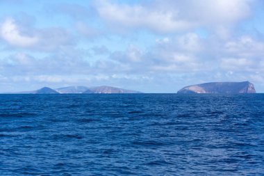 Mavi Pasifik Okyanusu ve berrak mavi gökyüzüyle yaşayan ada. Galapagos Adaları. Ekvador 2015