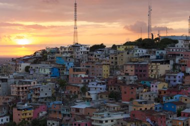 Las Penas 'ın panoramik fotoğrafı - Guayaquil şehrinin en eski bölgesi günbatımında, Güney Ekvador 2015.