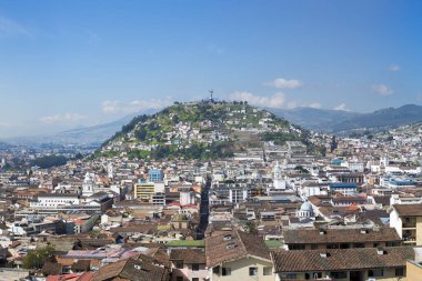 Gündüz Quito 'nun başkenti Panecillo ve şehrin eski sömürge bölgeleriyle birlikte panorama. Quito, UNESCO 'nun dünyadaki ilk miras sitesiydi. Ekvador 2015