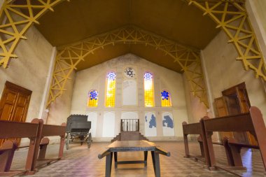 LODZ, POLAND, SEPTEMBER 17: Lodz 'daki eski Yahudi mezarlığındaki sinagogun içi yağmurlu ve bulutlu hava. Mezarlık Avrupa 'da türünün en büyüğüdür. Polonya 2013