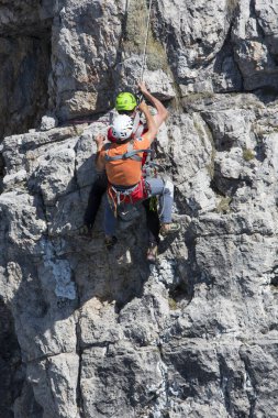 CORTINA D 'AMPEZZZO, ITALY, Haziran 08: Dolomites dağlarında görev yapan dağ kurtarma ekibi üyeleri Soccorso Alpino olarak da bilinir - 8 Haziran 2014.