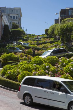SAN FRANCISCO, CA, 24 AĞUSTOS: Lombard caddesinde fotoğraf çeken kimliği belirsiz arabalar. Lombard Caddesi dünyanın en çarpık sokağı, San Francisco, California. ABD 2012.