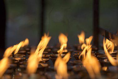 Kathmandu 'daki ünlü Bouddanath tapınağında mum yakmak, 20 Nisan 2013' te Katmandu 'nun en kutsal Budist alanlarından biridir..