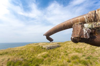 Cezembre Adası, Brittany, Fransa 'da 2. Dünya Savaşı' ndan kalma bir Alman sığınağının kalıntıları.