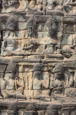 Angkor Thom 'da Angkor Wat yakınlarında fil terası duvarına oyulmuş Apsara' nın detayları. Siem Reap 'teki UNESCO simgesi. Kamboçya