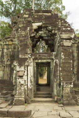 Angkor, Kamboçya 'dan Antik Khmer harabeleri ve tapınağı. Güneydoğu Asya 'da antik tarihi yerleri ve ibadethaneleri ziyaret eden turistler arasında popüler bir yer. Siem Reap, Kamboçya.