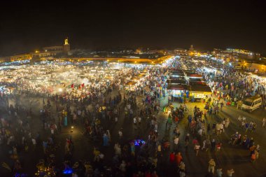 MARRAKESH, MOROCCO, 19 AĞUSTOS gece Jamaa el Fna, Marakeş Medine 'de bir pazar yeri. Fas, Afrika. Meydan bir UNESCO Dünya Mirası sahası. Fas 2014