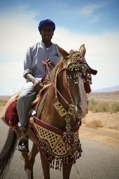 Tata Morocco 9月17日 摩洛哥骑手骑着他们的马 背景干旱 在通往马拉喀什的路上对着摄像机摆姿势 摩洛哥2006 — 图库照片