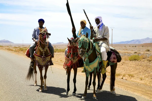 Tata Morocco 9月17日 3名摩洛哥骑手骑着他们的马 背景干旱 在通往马拉喀什的路上对着摄像机摆姿势 摩洛哥2006 — 图库照片