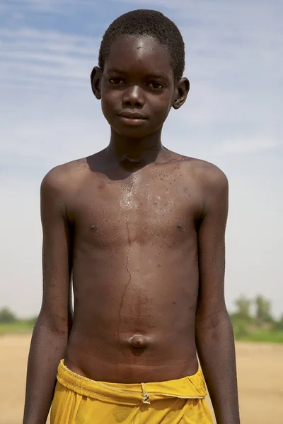 アフリカのセネガル人の子供はカメラを肯定的な態度で見ています セネガル — ストック写真